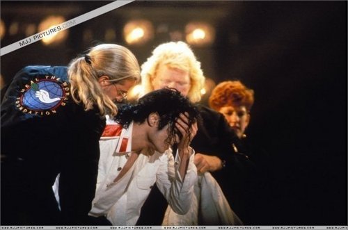  ohh michael crying :((