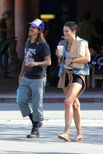  Anthony Kiedis and Heather