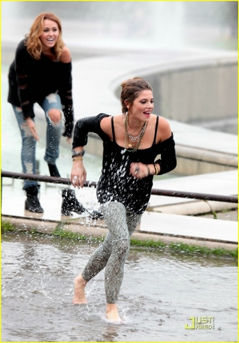  Ashley on the set of MDR (09.07)