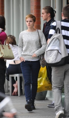  Emma Watson & Alex Watson shopping in 런던 on 28/08