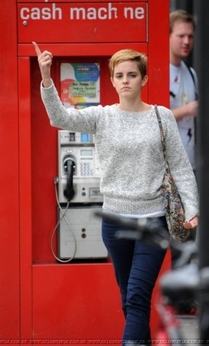  Emma Watson & Alex Watson shopping in 伦敦 on 28/08
