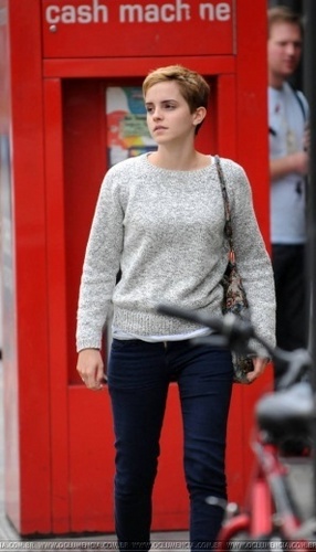  Emma Watson & Alex Watson shopping in 伦敦 on 28/08
