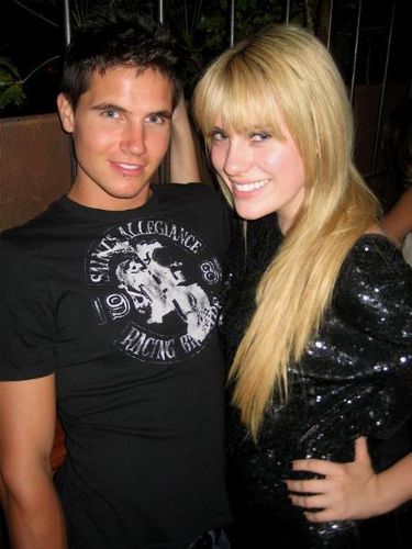  Robbie Amell and Kate Melton