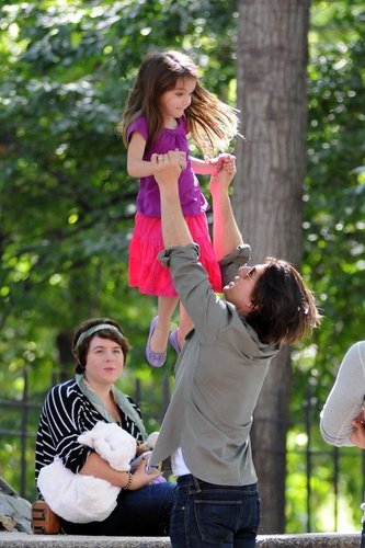  Tom Cruise and Suri: Flying Act