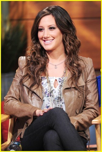  Ashley Tisdale on the PIX Morning montrer in NYC