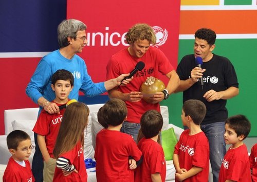  Diego Forlan & Uruguayer National calcio Team for "UNICEF"