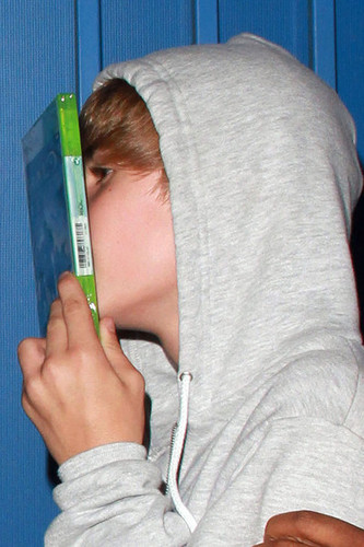  Justin Bieber Attends the X Box Event at the pantasiya Factory in LA