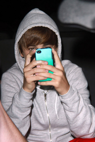  Justin Bieber Attends the X Box Event at the ফ্যান্টাসি Factory in LA