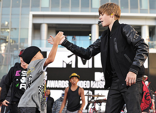  Justin Bieber rehearses outside the Nokia Theater for the 2010 音乐电视 VMAs.