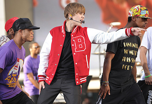  Justin Bieber rehearses outside the Nokia Theater for the 2010 엠티비 VMAs.