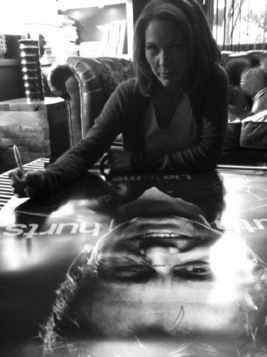  Kelli Signing a Poster