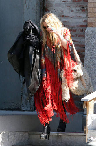  Mary-Kate Olsen Leaves Her Apartment