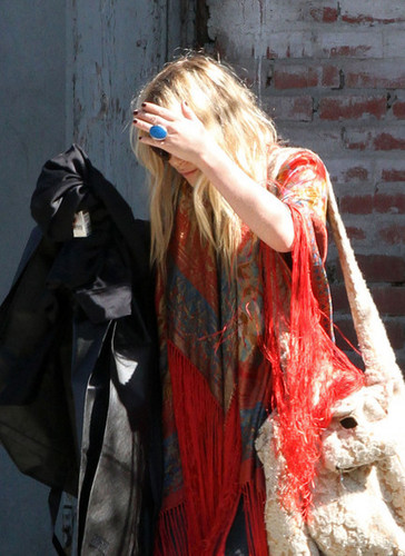  Mary-Kate Olsen Leaves Her Apartment
