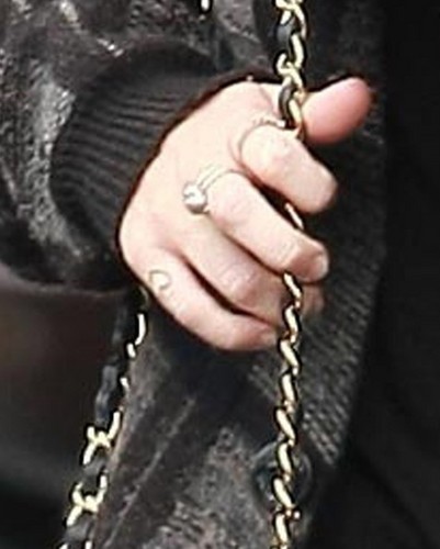  Miley Cyrus Has A New hati, tengah-tengah Tattoo, Who Is It For?