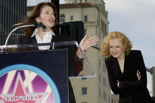  Nicole Gets Her звезда on The Hollywood Walk of Fame 2003