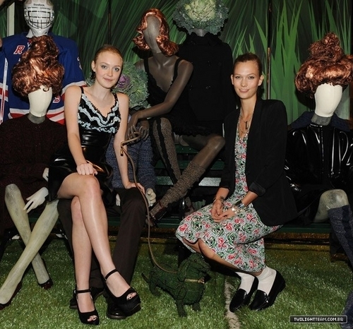  Prada 5th Avenue Celebrates Vogue Fashion's Night Out