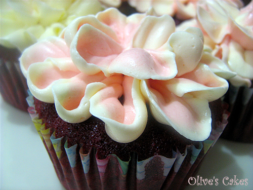  red_velvet_flower_cupcake