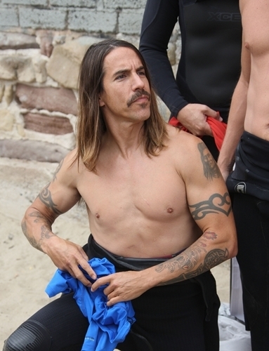  Anthony Kiedis surfing
