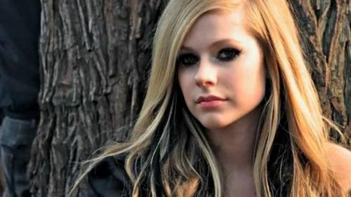  Avril in "Alice"