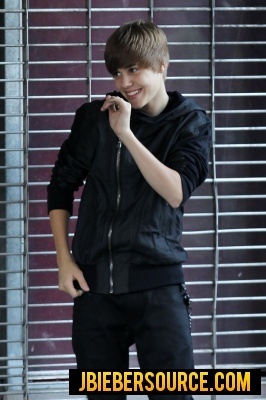  Justin Bieber shooting U smile at New York
