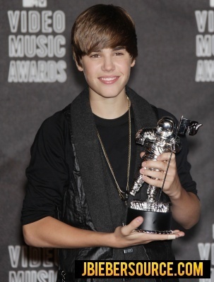  Justin in the VMA 2010 press room