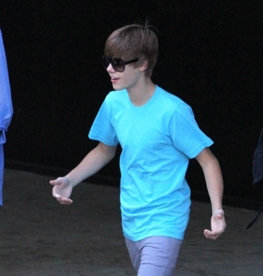  Justin on his way to the vma's
