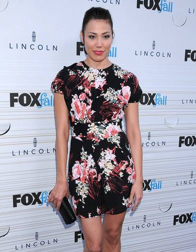  Michaela Conlin - HQ immagini Of The volpe Fall Party