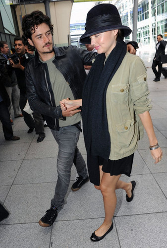  Orlando Bloom and Miranda Kerr at Heathrow (September 10)