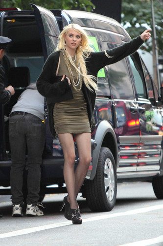  Taylor Momsen shoots a scene for hit TV toon "Gossip Girl"