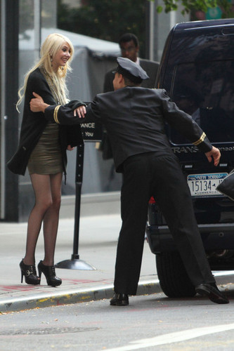  Taylor Momsen shoots a scene for hit TV montrer "Gossip Girl"