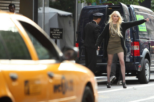  Taylor Momsen shoots a scene for hit TV show "Gossip Girl"