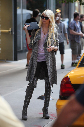  Taylor Momsen shoots a scene for hit TV hiển thị "Gossip Girl"