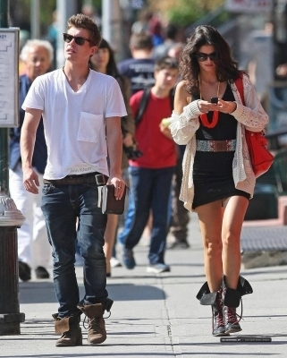  Xavier Samuel and his girlfriend in NYC