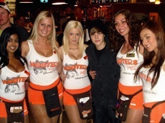  Bieber Visited Hooters!