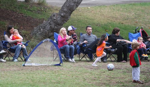  Jen and Ben take बैंगनी, वायलेट and Seraphina to play soccer!