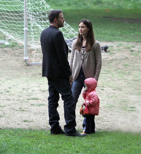  Jen and Ben take фиолетовый and Seraphina to play soccer!