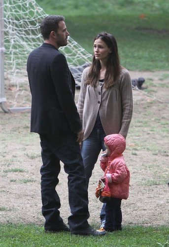  Jen and Ben take বেগুনী and Seraphina to play soccer!