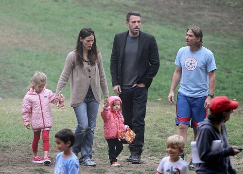  Jen and Ben take বেগুনী and Seraphina to play soccer!
