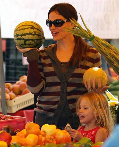  Jen takes violett and Seraphina to the Farmer’s Market!