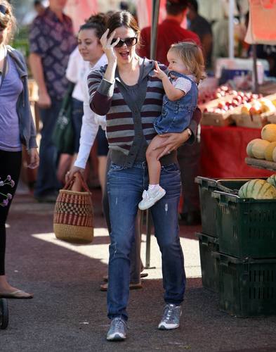  Jen takes màu tím and Seraphina to the Farmer’s Market!