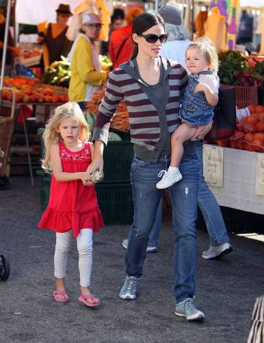  Jen takes 제비꽃, 바이올렛 and Seraphina to the Farmer’s Market!