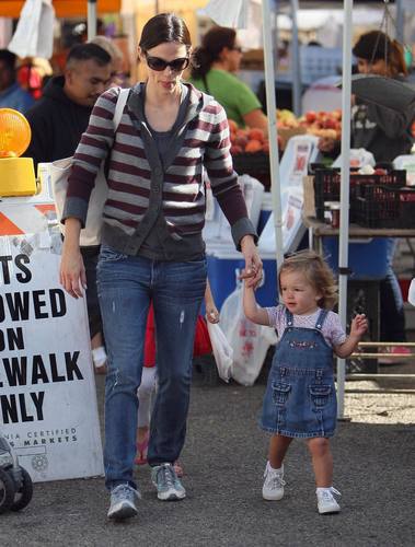  Jen takes violett and Seraphina to the Farmer’s Market!