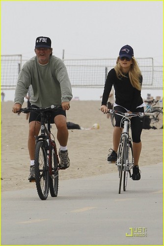  Kate Hudson & Matthew Bellamy Bike with Her Parents