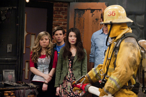  iCarly pics!! aaww Nathan looks so hot and cute!!!