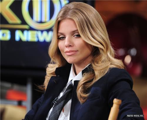  2010-09-22 AnnaLynne McCord Appears on the PIX Morning دکھائیں