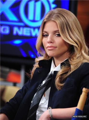  2010-09-22 AnnaLynne McCord Appears on the PIX Morning دکھائیں