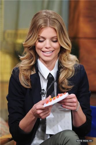  2010-09-22 AnnaLynne McCord Appears on the PIX Morning 表示する