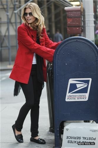  2010-09-22 AnnaLynne McCord drops her mail