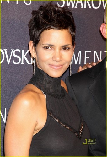  Halle Berry: LBD Charity Auction!