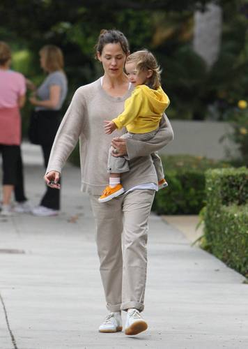  Jen out and about with バイオレット & Seraphina 9/21/10